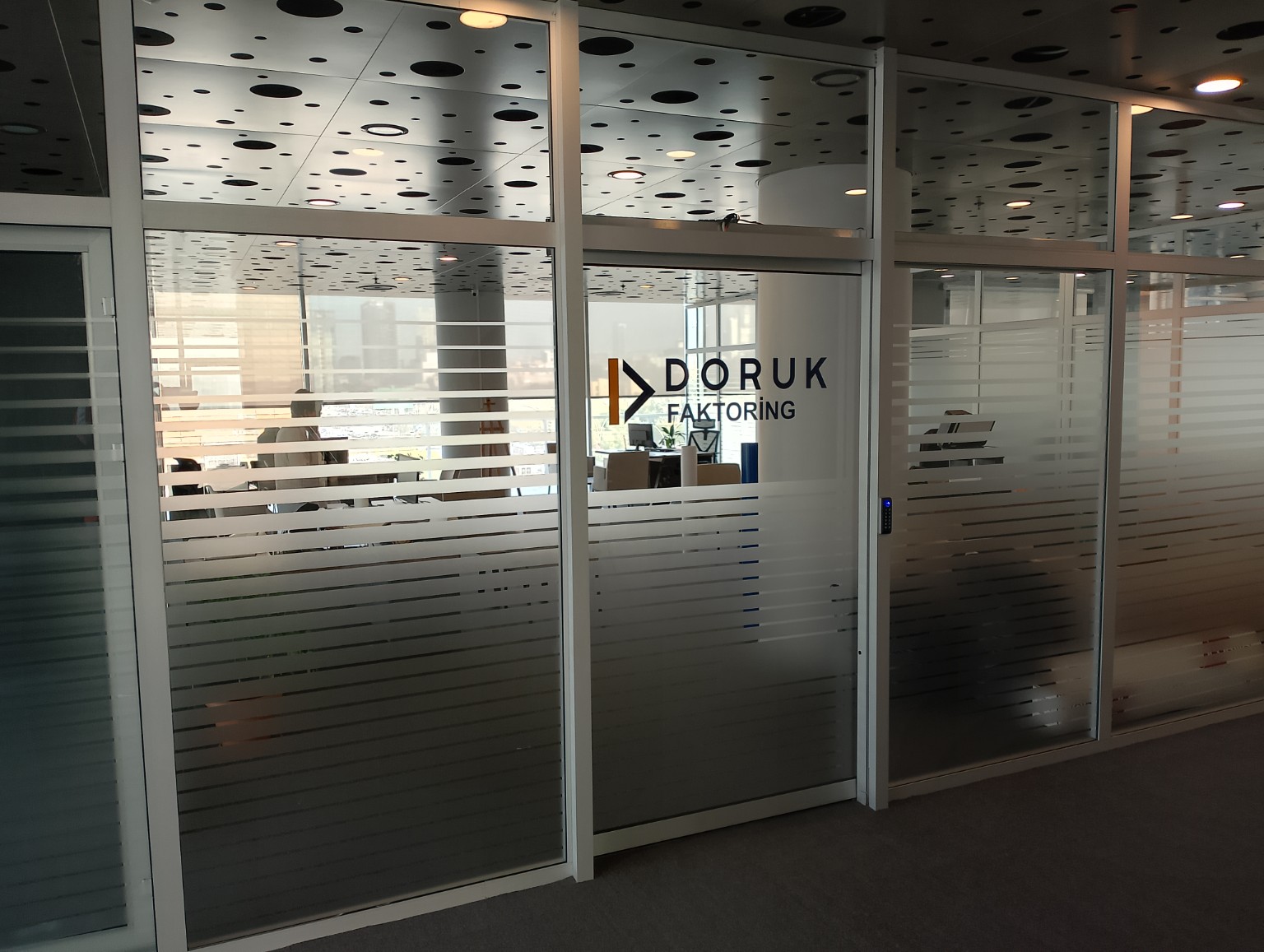 Doruk Faktoring ofis camlarında çizgili buzlu cam filmi