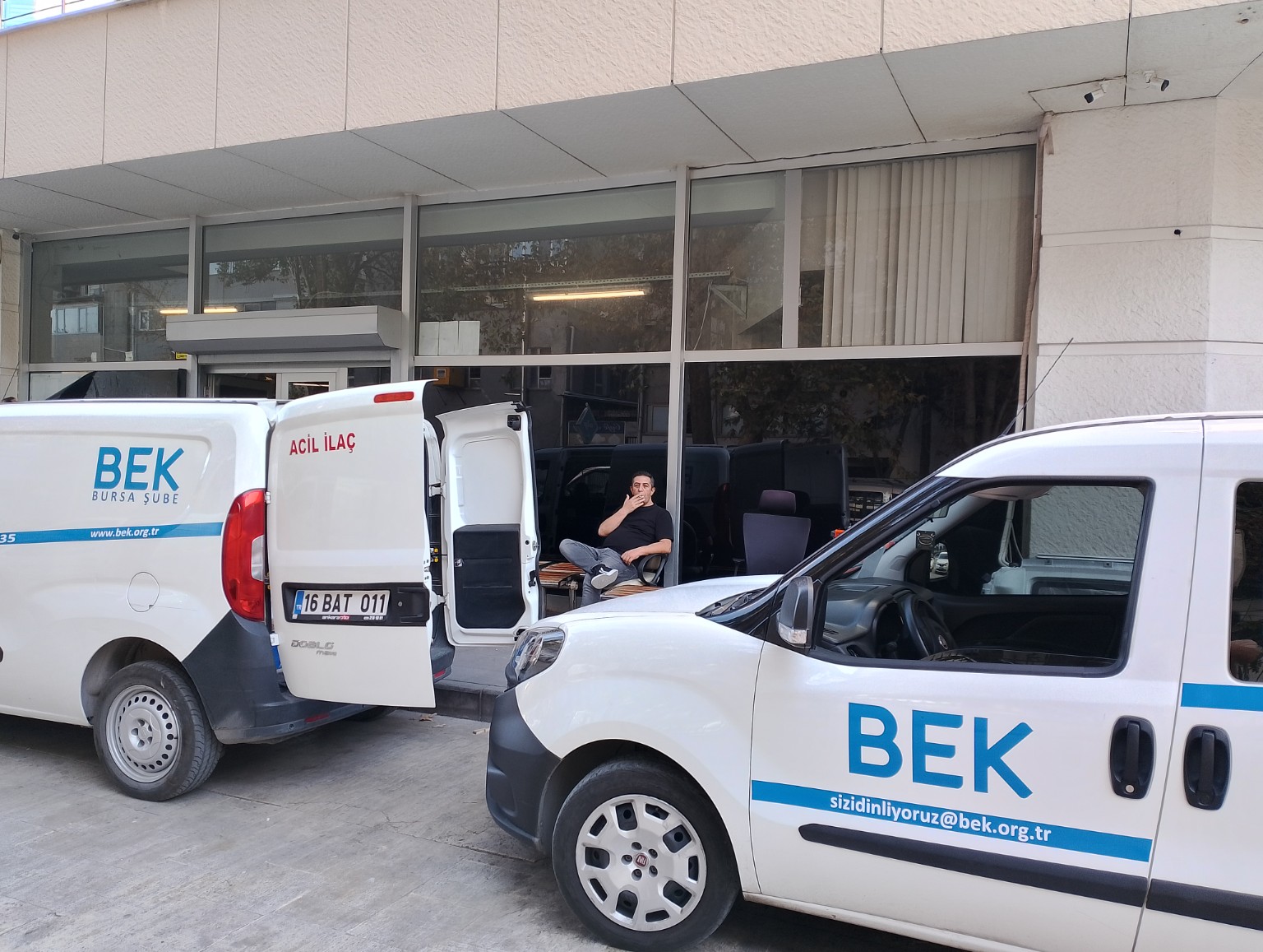 Bursa Ecza Kooperatifi – Ankara Depo Siyah cam filmi uygulaması fotoğrafı 1