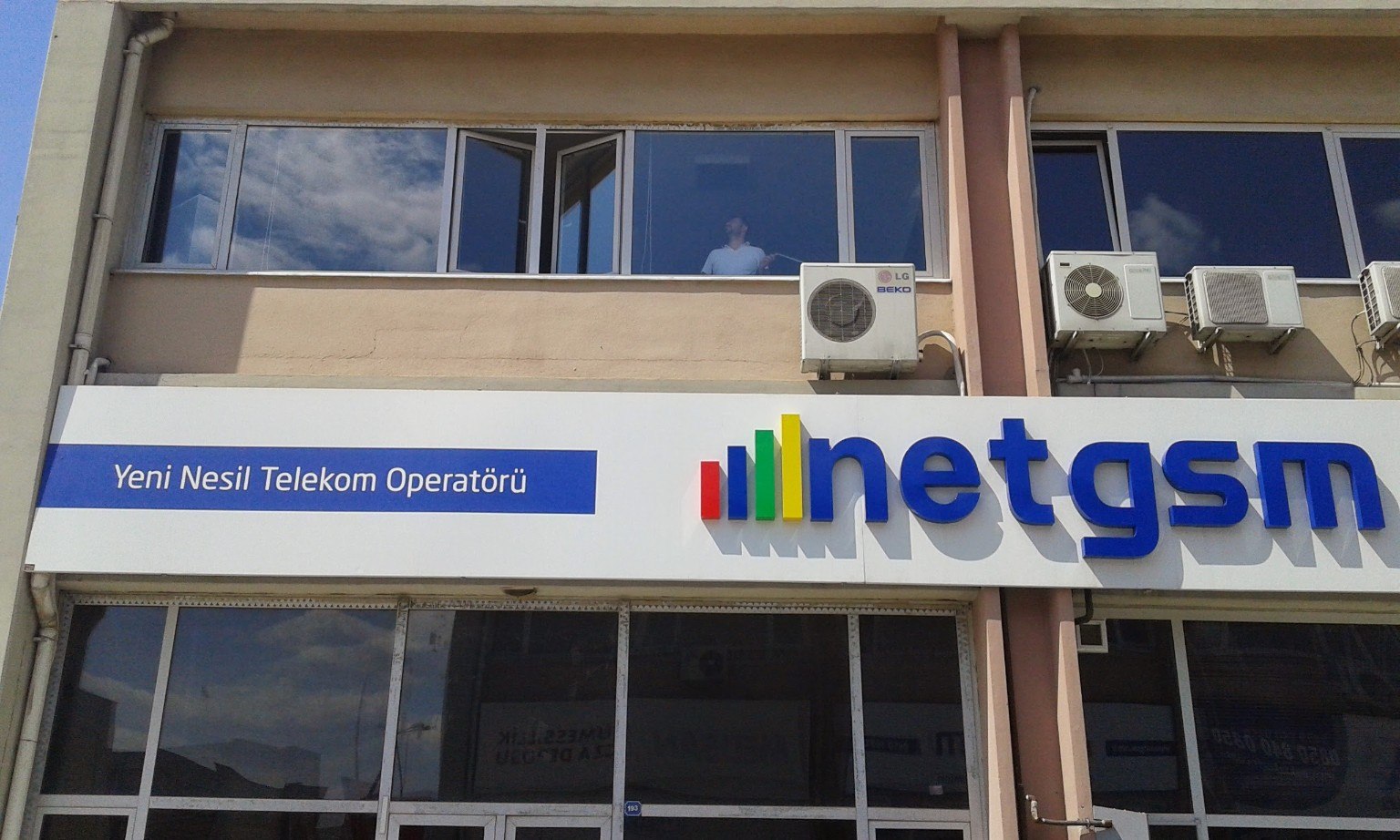 Net GSM siyah cam filmi uygulaması fotoğrafı 3